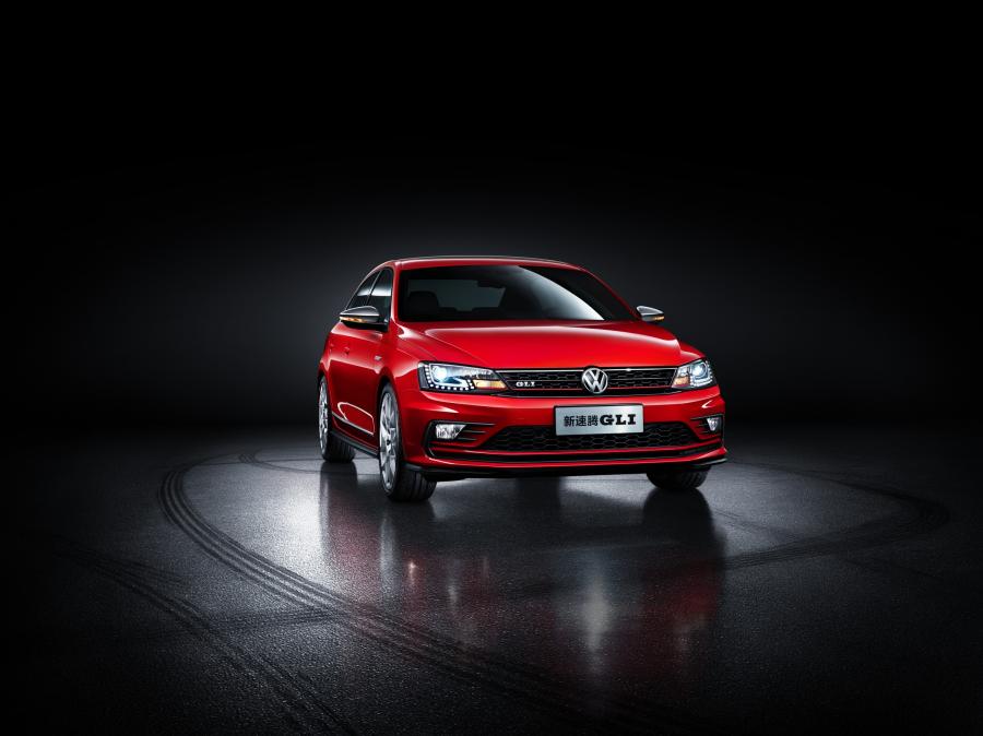  Volkswagen Sagitar GLI 2016 года  (фото 2 из 11)